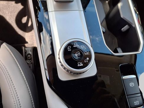 New 2025 Mitsubishi Outlander SE image 16