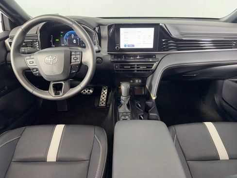 Used 2025 Toyota Camry SE image 13