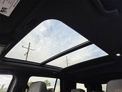 Used 2023 Chevrolet Tahoe High Country image 3