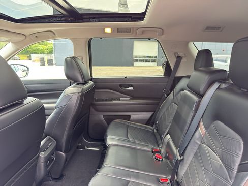Certified 2025 Nissan Pathfinder Platinum w/ Cargo Package AWD/4WD image 33