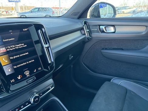 Used 2022 Volvo XC40 T5 R-Design w/ Climate Package image 28