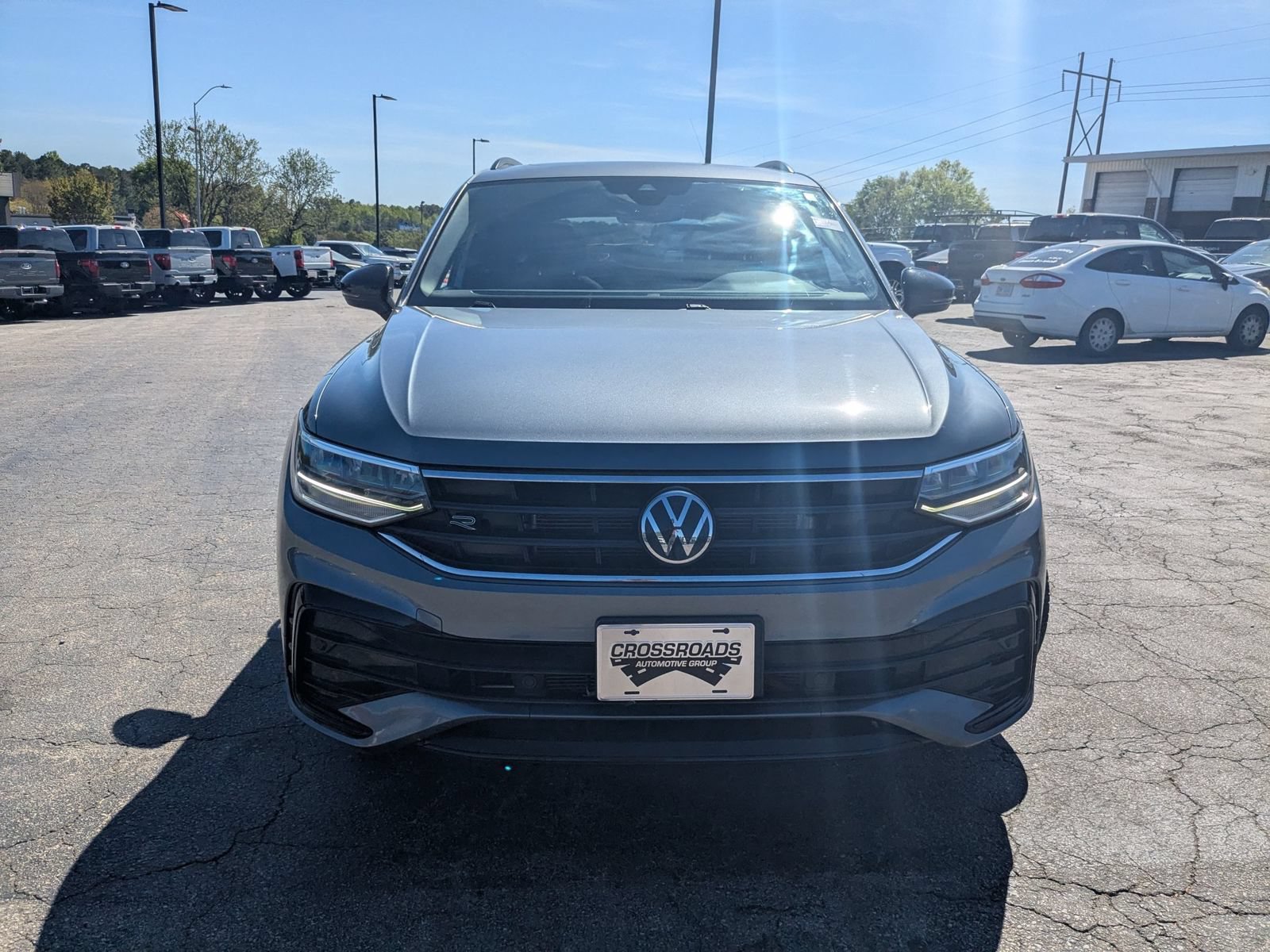 Used 2023 Volkswagen Tiguan SE R-Line AWD/4WD image 3