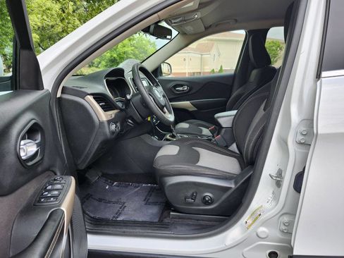 Used 2018 Jeep Cherokee Latitude w/ Mobile Office Group FWD image 5