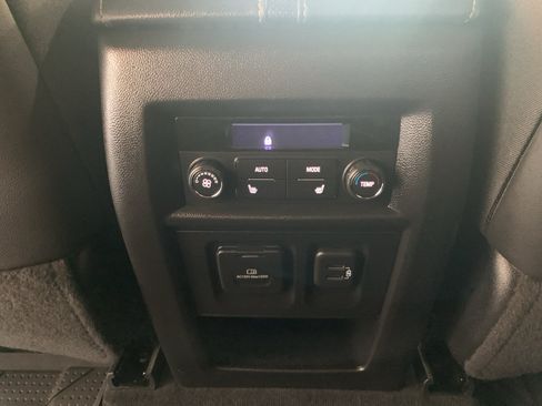 Used 2023 Chevrolet Traverse Premier FWD image 16