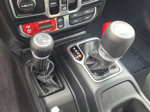 Used 2025 Jeep Wrangler Unlimited Rubicon AWD/4WD image 30