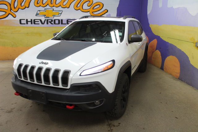 Used 2017 Jeep Cherokee Trailhawk AWD/4WD image 4