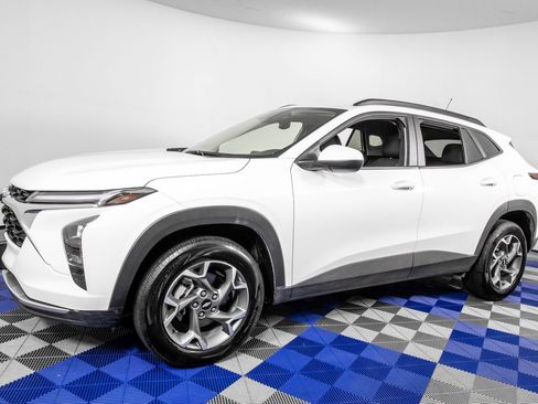Used 2025 Chevrolet Trax LT FWD image 3