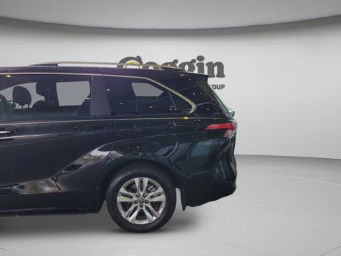 Used 2025 Toyota Sienna Limited image 30