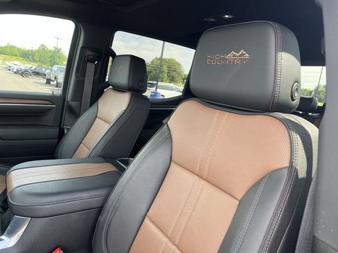 Used 2025 Chevrolet Silverado 1500 High Country w/ High Country Premium Package AWD/4WD image 11