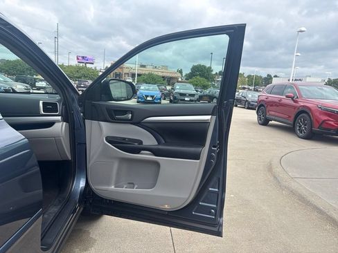 Used 2019 Toyota Highlander XLE AWD/4WD image 25