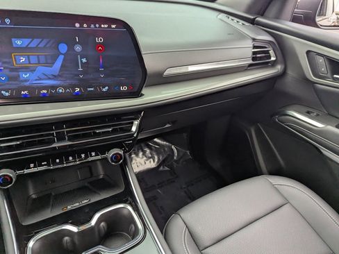 Used 2025 Chevrolet Traverse LT w/ Sun and Wheel Package image 19