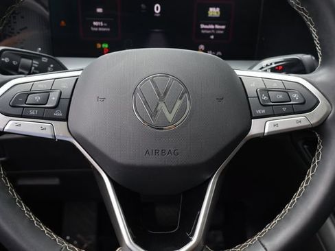 Used 2025 Volkswagen Tiguan SE w/ Panoramic Sunroof Package AWD/4WD image 20