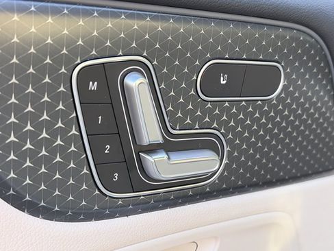 Used 2025 Mercedes-Benz GLB 250 4MATIC w/ Exclusive Package image 17