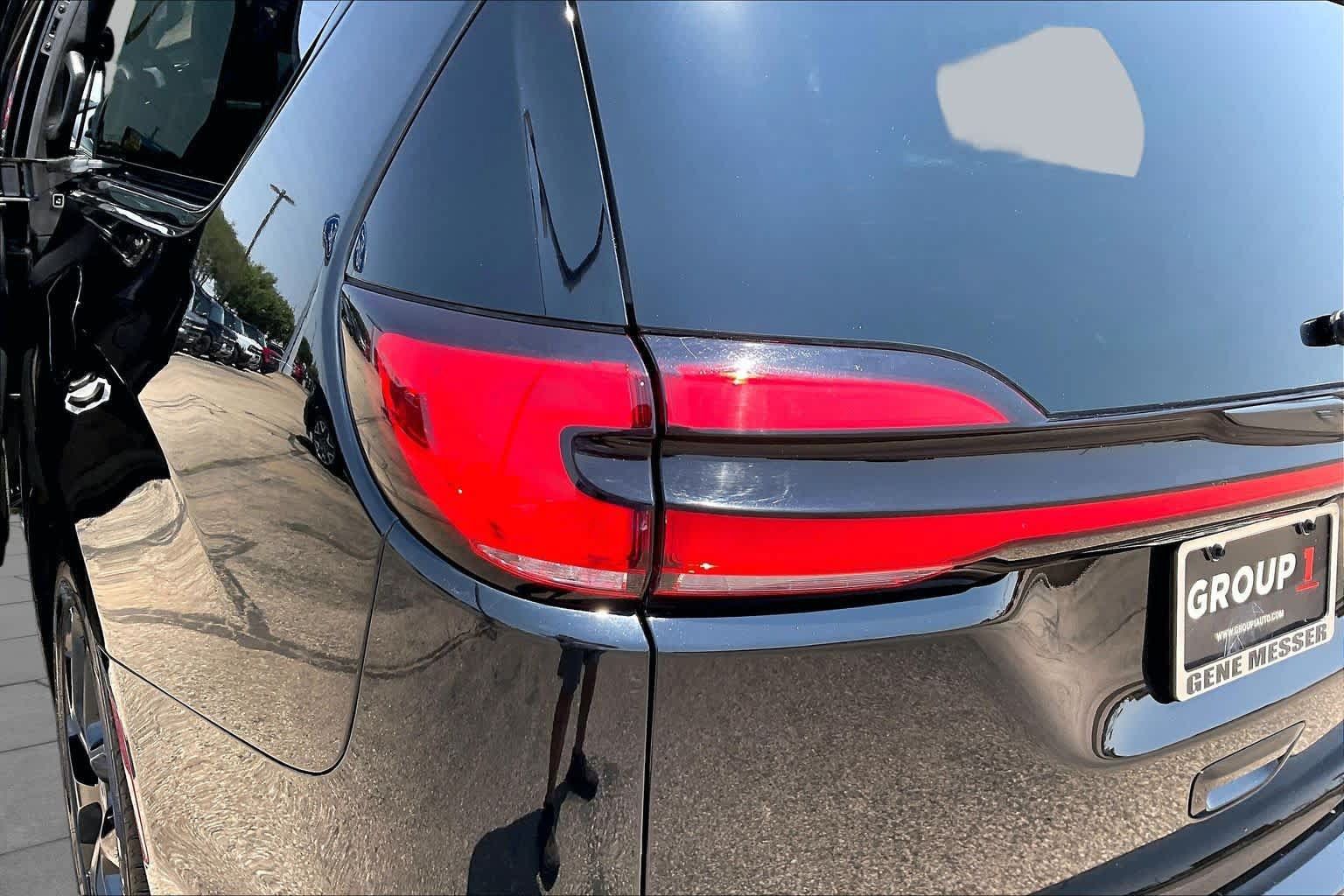 Used 2025 Chrysler Pacifica Limited FWD image 29