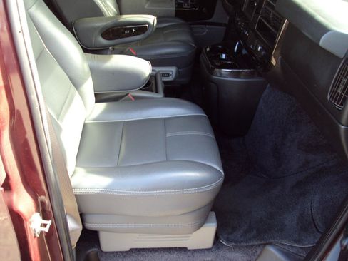 Used 2017 Chevrolet Express 2500 RWD image 24