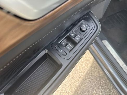 Used 2025 Volkswagen Atlas SE image 11