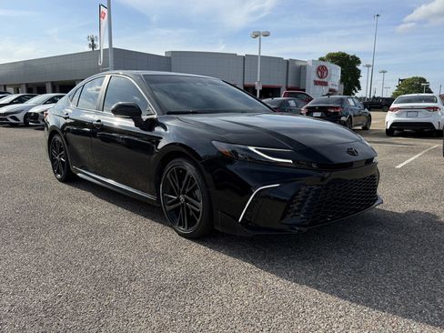 Used 2025 Toyota Camry XSE FWD image 1