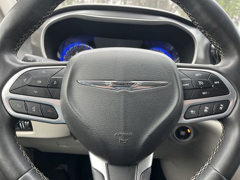 Used 2022 Chrysler Pacifica Touring-L image 9