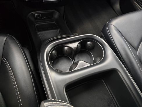 Used 2025 Chrysler Pacifica Select image 31