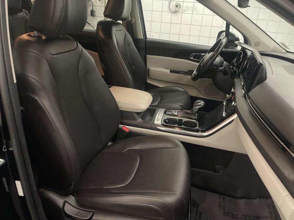 Used 2022 Kia Carnival EX FWD image 21