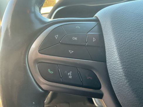 Used 2020 Jeep Cherokee Latitude Plus w/ Cold Weather Group image 15