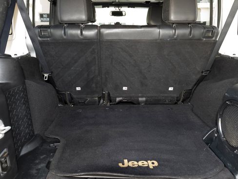 Used 2014 Jeep Wrangler Unlimited Sahara w/ Connectivity Group AWD/4WD image 13
