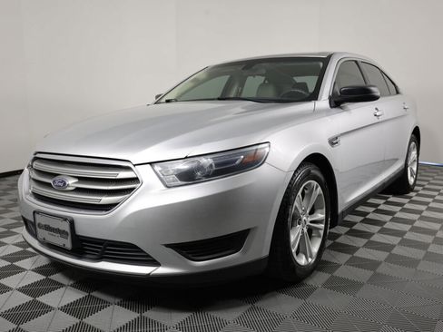 Used 2015 Ford Taurus SE image 5