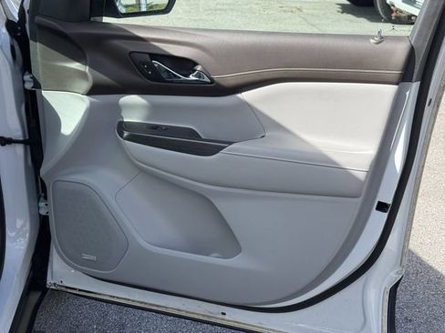 Used 2020 GMC Acadia SLT w/ Driver Alert Package II FWD image 33