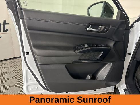 Used 2026 Nissan Pathfinder Platinum image 9