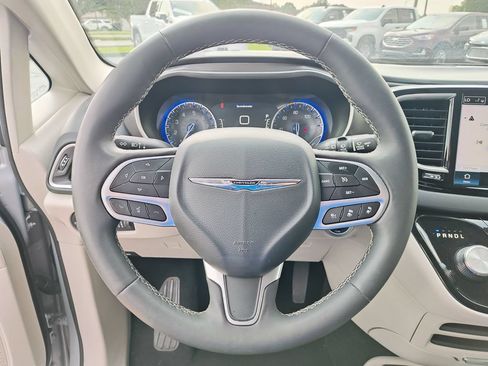 Used 2023 Chrysler Pacifica Touring-L FWD image 17