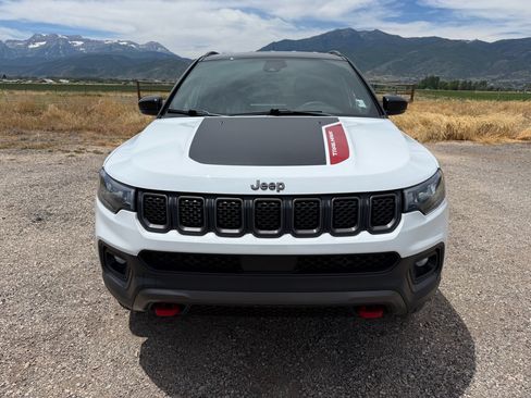 Used 2023 Jeep Compass Trailhawk AWD/4WD image 2