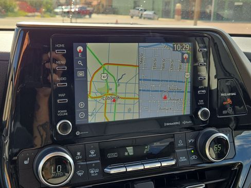 Used 2021 Toyota Highlander XLE AWD/4WD image 19