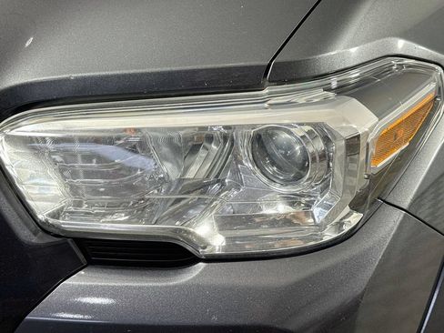 Used 2020 Toyota Tacoma SR5 AWD/4WD image 3