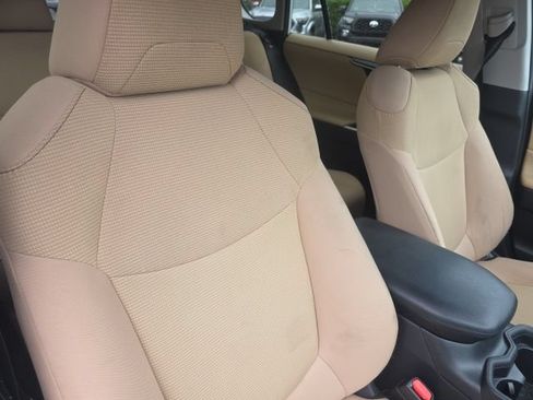Used 2019 Toyota RAV4 LE FWD image 15