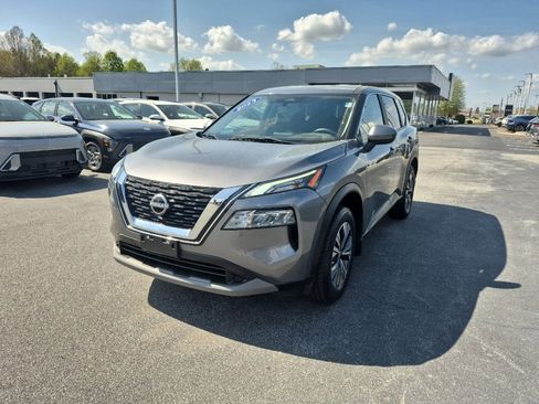 Used 2023 Nissan Rogue SV image 3