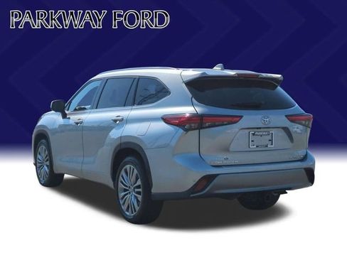 Used 2023 Toyota Highlander Platinum FWD image 3