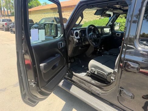 Used 2024 Jeep Wrangler Unlimited AWD/4WD image 18