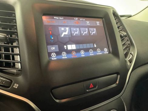 Used 2019 Jeep Cherokee Latitude w/ Popular Appearance Group image 19