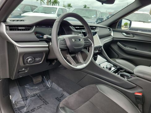 Used 2023 Jeep Grand Cherokee Altitude AWD/4WD image 9