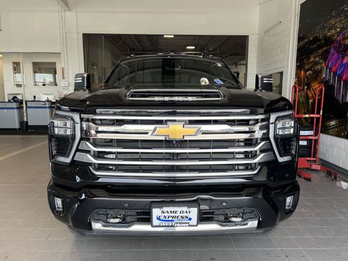 Used 2024 Chevrolet Silverado 2500 High Country w/ Technology Package AWD/4WD image 2