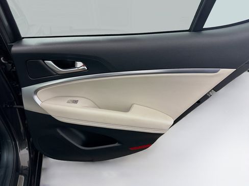 Used 2025 Genesis G70 2.5T image 31