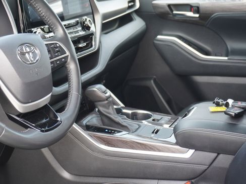 Used 2022 Toyota Highlander Limited image 24