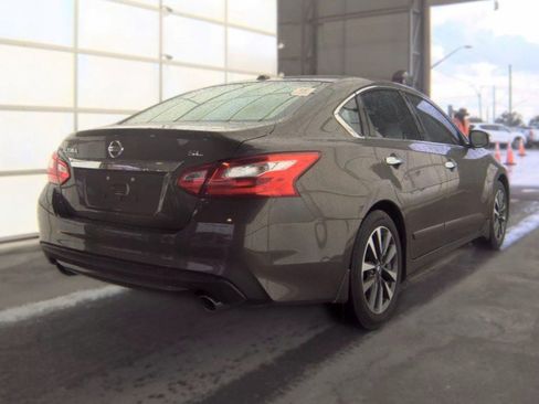 Used 2016 Nissan Altima 2.5 SL w/ Moonroof Package FWD image 2