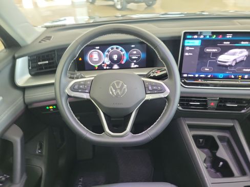 Used 2025 Volkswagen Tiguan SE FWD image 19