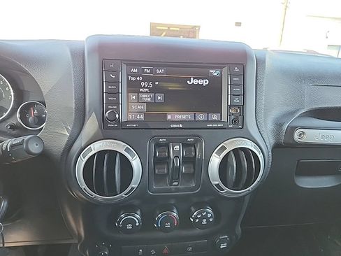 Used 2018 Jeep Wrangler Unlimited Sahara w/ Connectivity Group AWD/4WD image 18