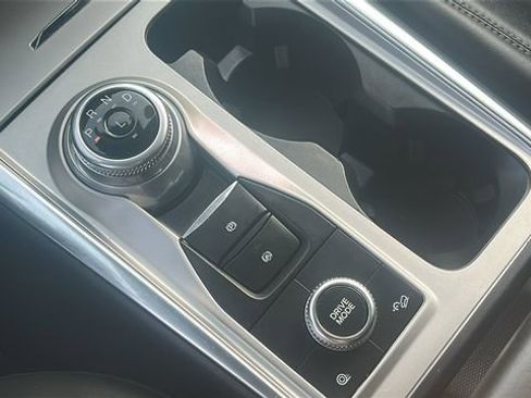 Used 2023 Ford Explorer XLT AWD/4WD image 31