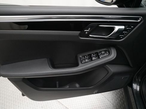 Certified 2026 Porsche Macan AWD/4WD image 11
