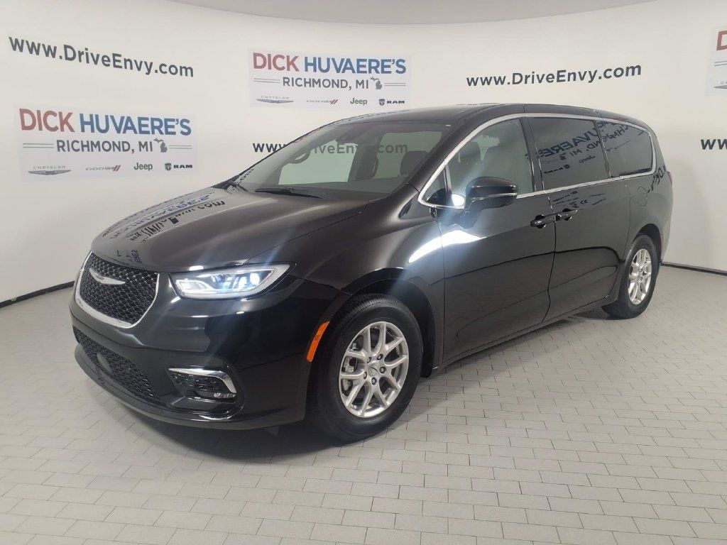Used 2025 Chrysler Pacifica Select w/ Uconnect Theater Family Group FWD image 1