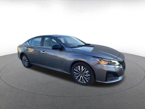 Used 2025 Nissan Altima 2.5 SV image 2