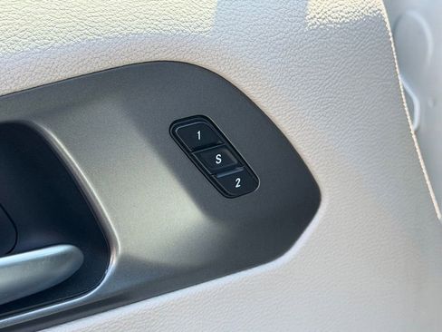 Used 2023 Chrysler Pacifica Touring-L FWD image 14